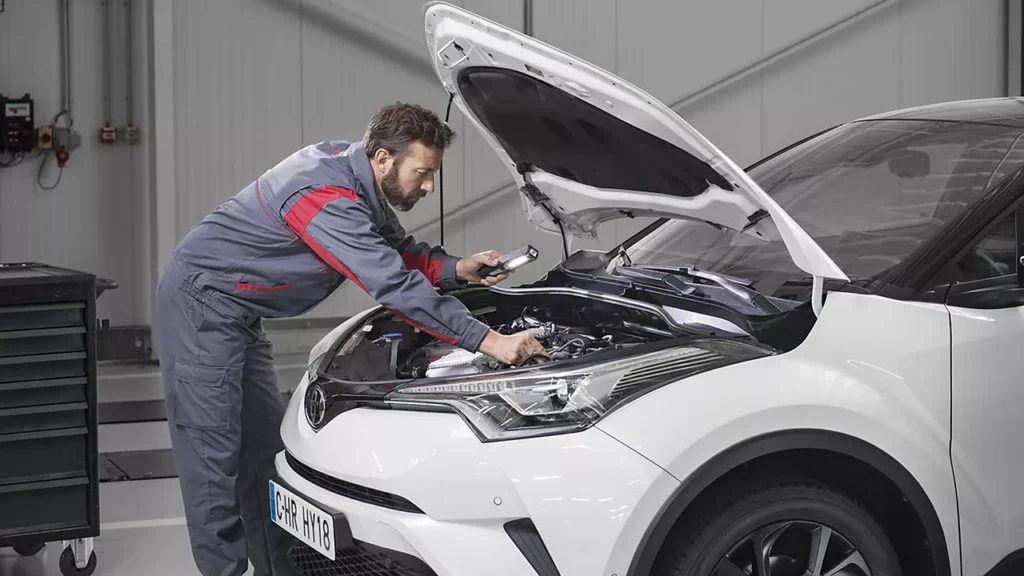 mechanikas apziurineja toyota automobili autoservise gedimas gedimai