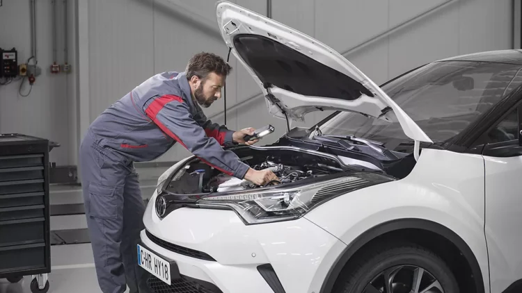 mechanikas apziurineja toyota automobili autoservise gedimas gedimai
