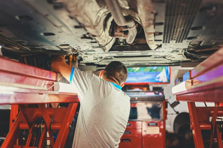 mechanikas automobilis ant keltuvo automobilio pakaba remontas