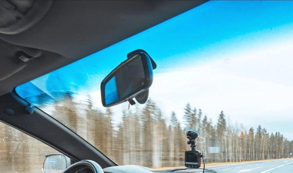 melyna juosta ant priekinio stiklo automobilio priekinis stiklas