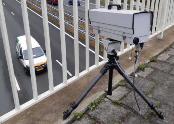 monocam kamera fiksuoja vairuotojus kurie naudojasi mobiliaisiais telefonais vairuodami transporto priemones