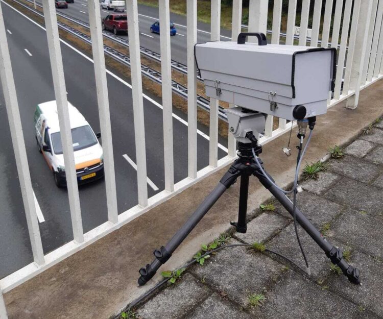 monocam kamera fiksuoja vairuotojus kurie naudojasi mobiliaisiais telefonais vairuodami transporto priemones