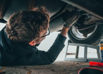 naudoto automobilio patikra meistas apziuri automobili is apacios automobilio dugnas ismetimas