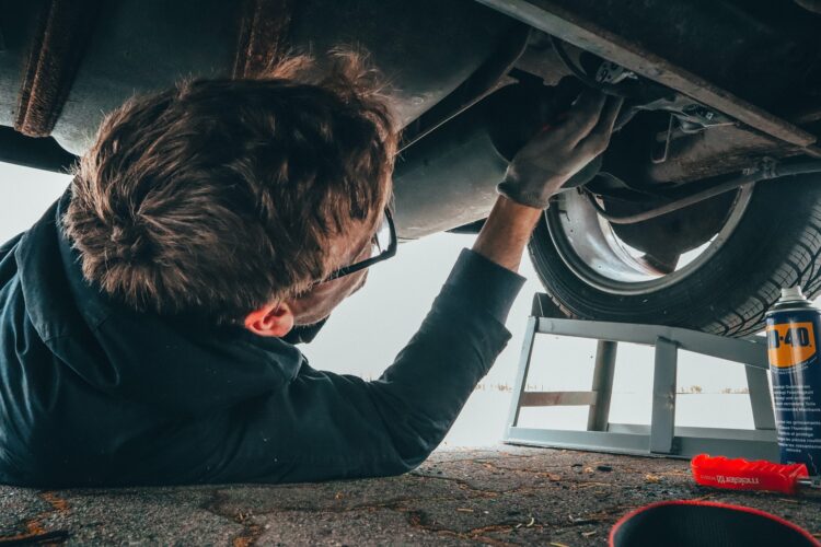 naudoto automobilio patikra meistas apziuri automobili is apacios automobilio dugnas ismetimas