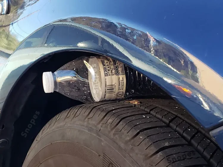 plastikinis butelis arkoje ant padangos rato automobilio arkoje butelys