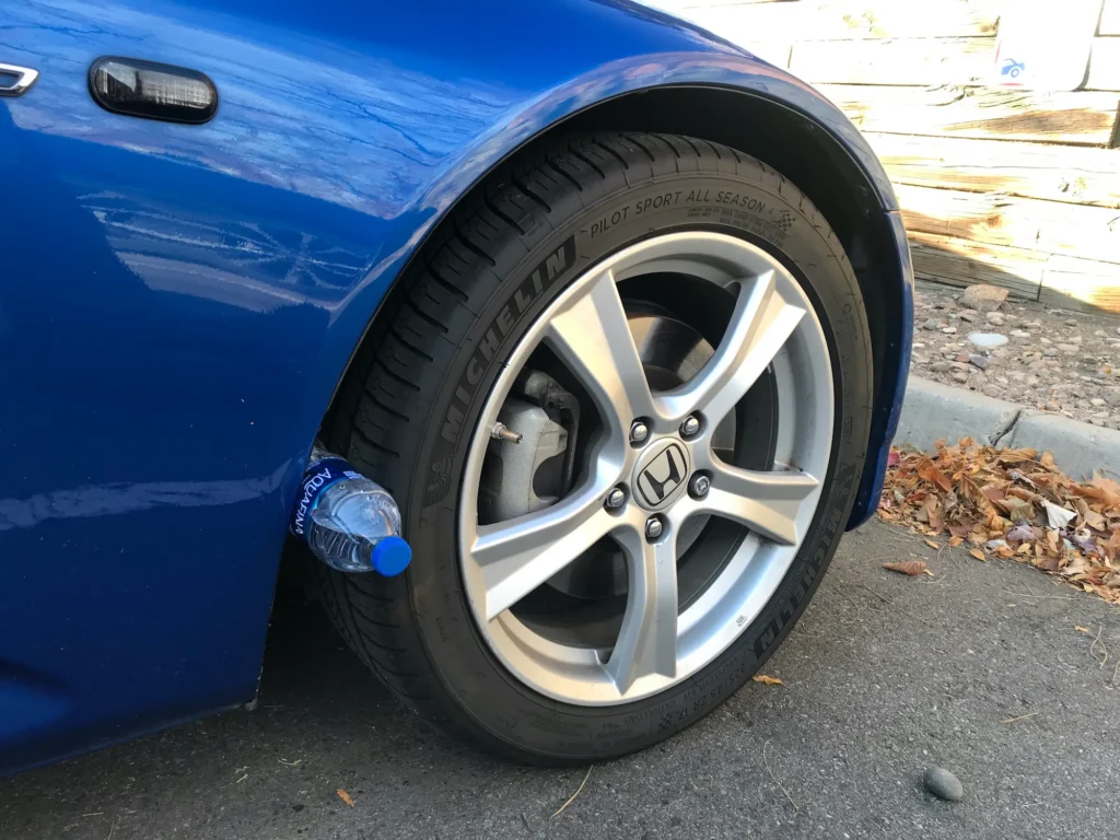 plastikinis butelis arkoje automobilis ratas padanga ratlankis
