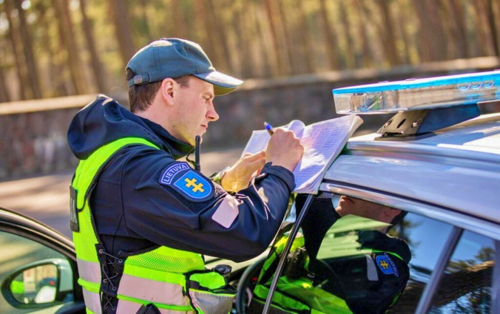 policijos pareigunas stovi prie tarnybinis policijos automobilis israso bauda