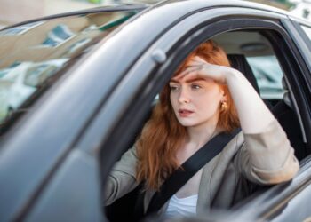 raudonplauke moteris uz automobilio vairo moteris vairuoja automobili