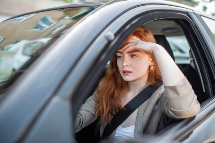 raudonplauke moteris uz automobilio vairo moteris vairuoja automobili