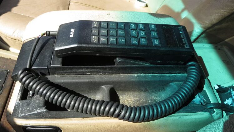senovinis automobilio telefonas senoviniai automobiliu telefonai telefonas automobilyje porankyje