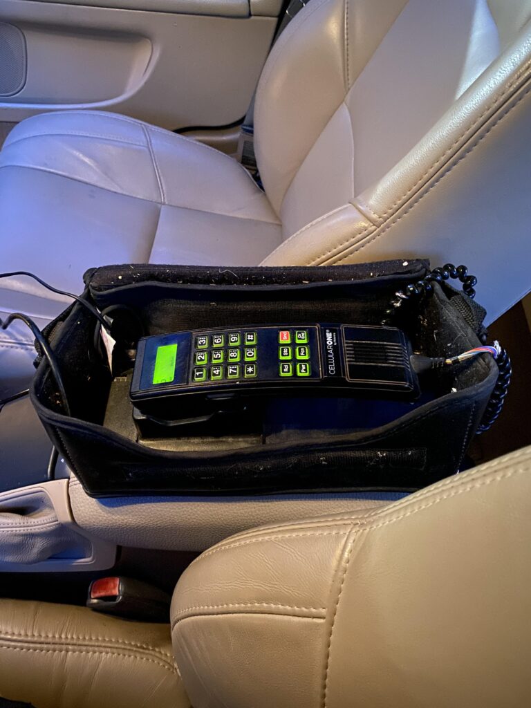 senovinis telefonas automobilyje