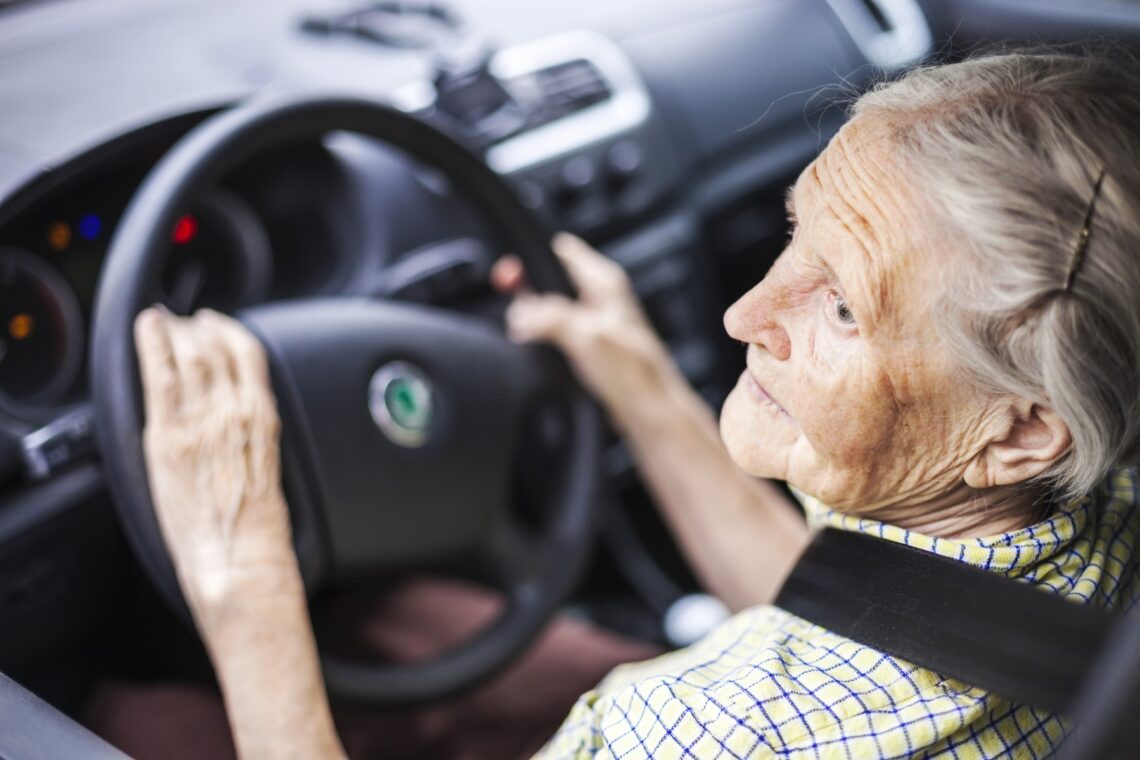 senyvo amziaus moteris sedi automobilio vairo vairuotoja senjore