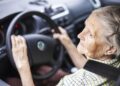 senyvo amziaus moteris sedi automobilio vairo vairuotoja senjore
