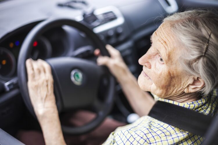 senyvo amziaus moteris sedi automobilio vairo vairuotoja senjore