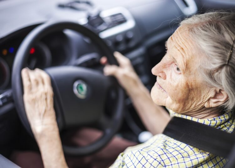 senyvo amziaus moteris sedi automobilio vairo vairuotoja senjore