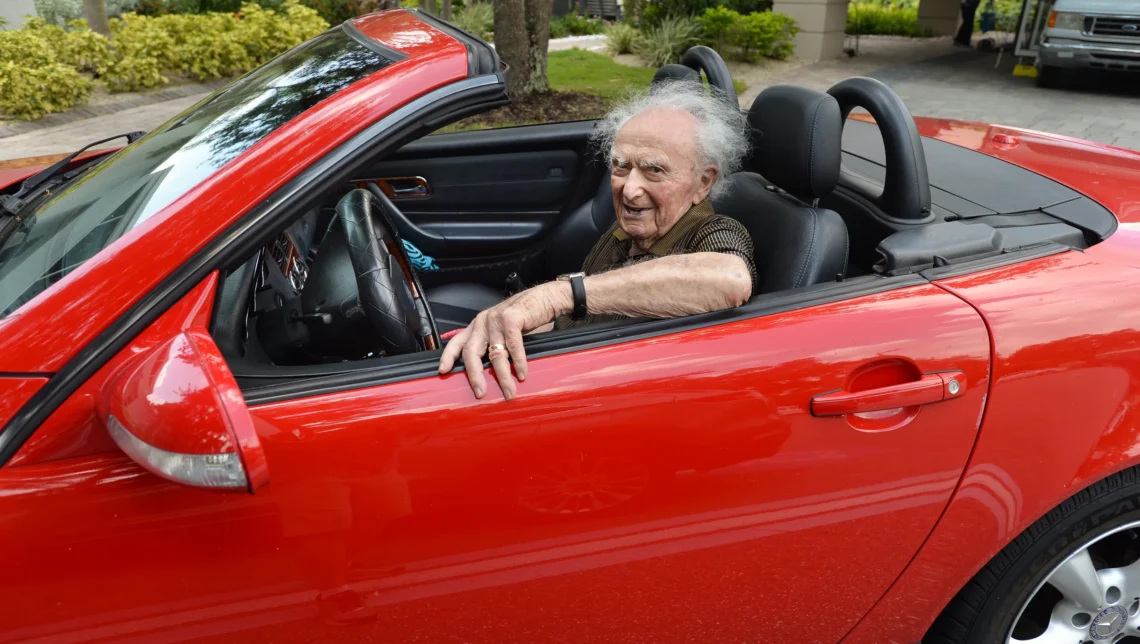 Geriausi automobiliai senjorams 2026 metais: į ką verta atkreipti dėmesį renkantis 1 senyvo amziaus vyras vairuoja automobili kabrioleta automobiliai vyresniems vairuotojams