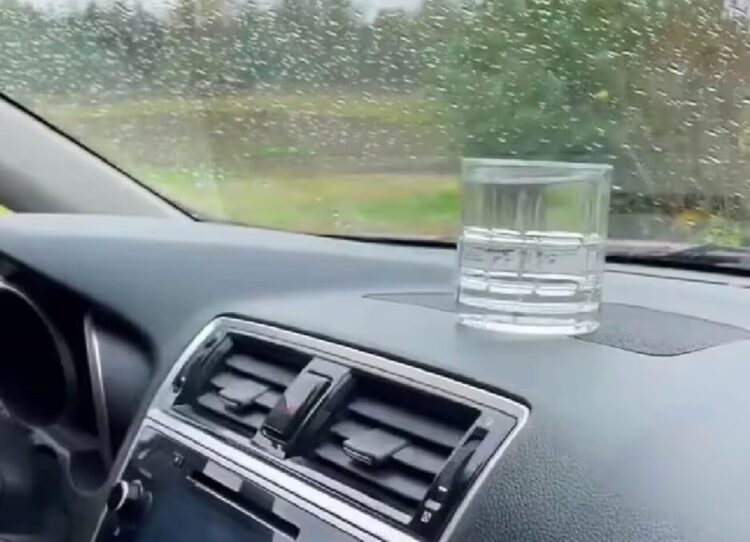 stikline vandens automobilyje