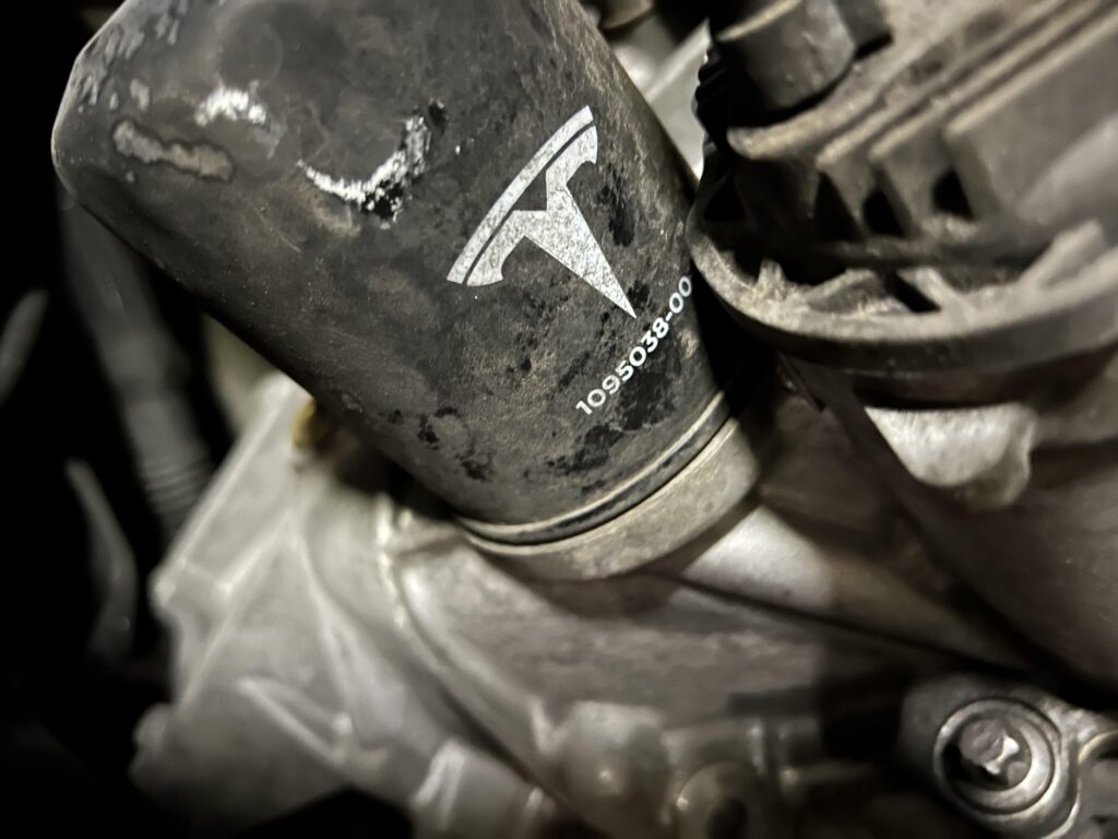 tesla alyvos filtras