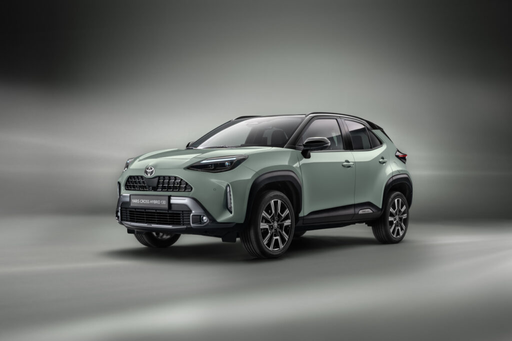 toyota yariss cross automobilis