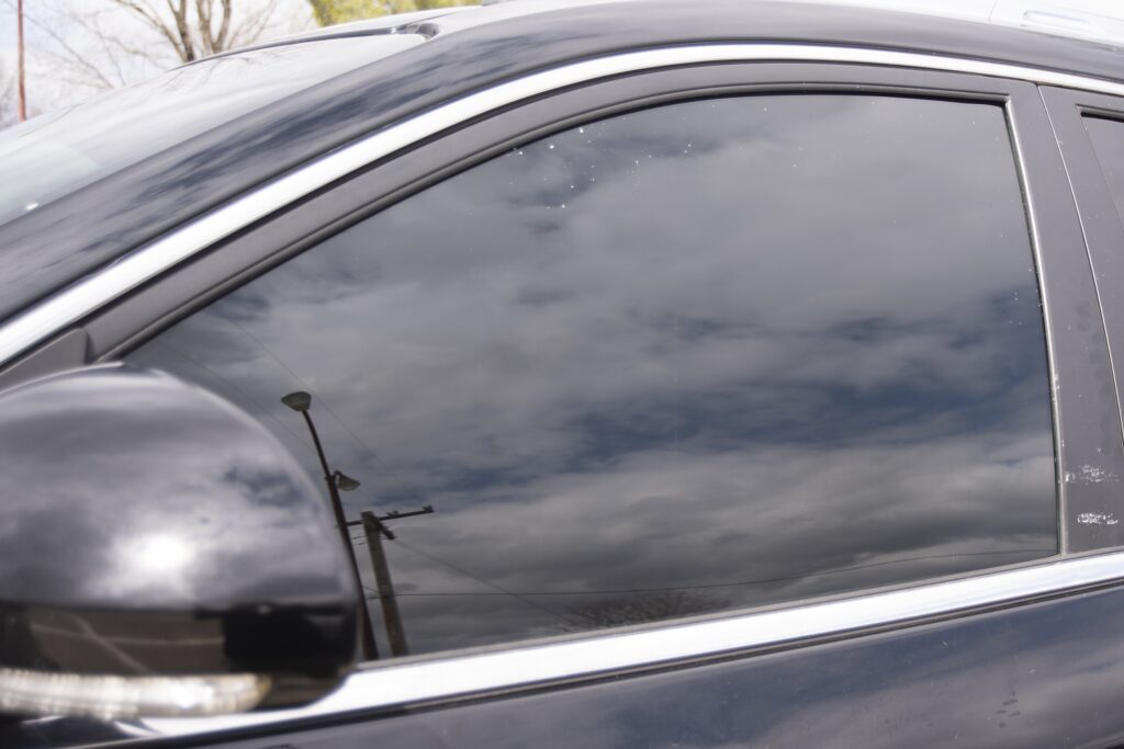 uztamsintas priekinis automobilio langas