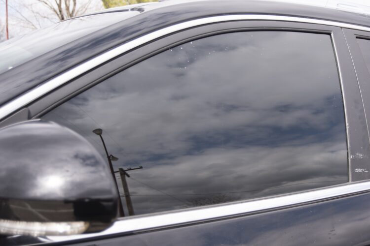 uztamsintas priekinis automobilio langas