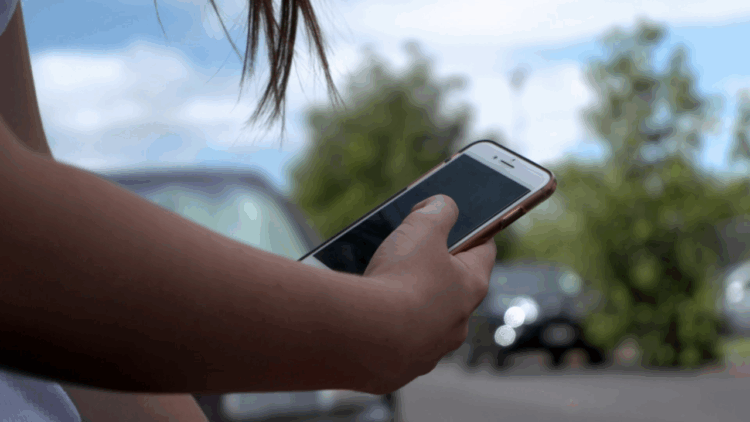 vaikas rankoje laiko mobiluji telefona ismanusis telefonas