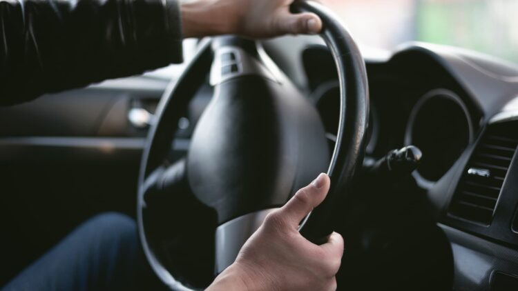 vairuotojas atlieka posukio manevra posukis vyras laiko vaire pasukes automobilio vairas
