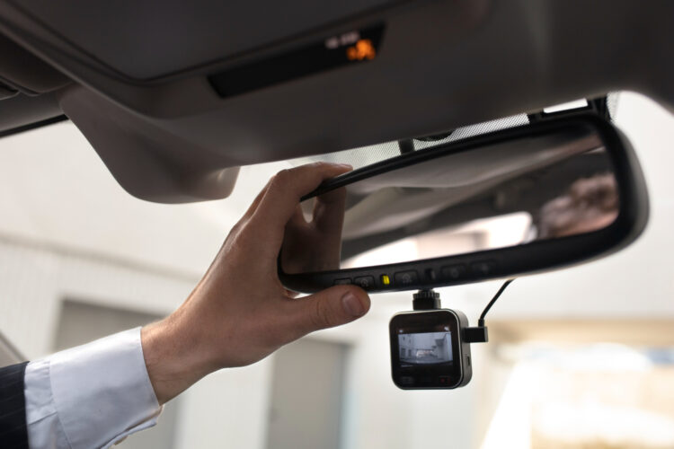 vaizdo registratorius pritvirtintas ant automobilio galinio vaizdo veidrodelio