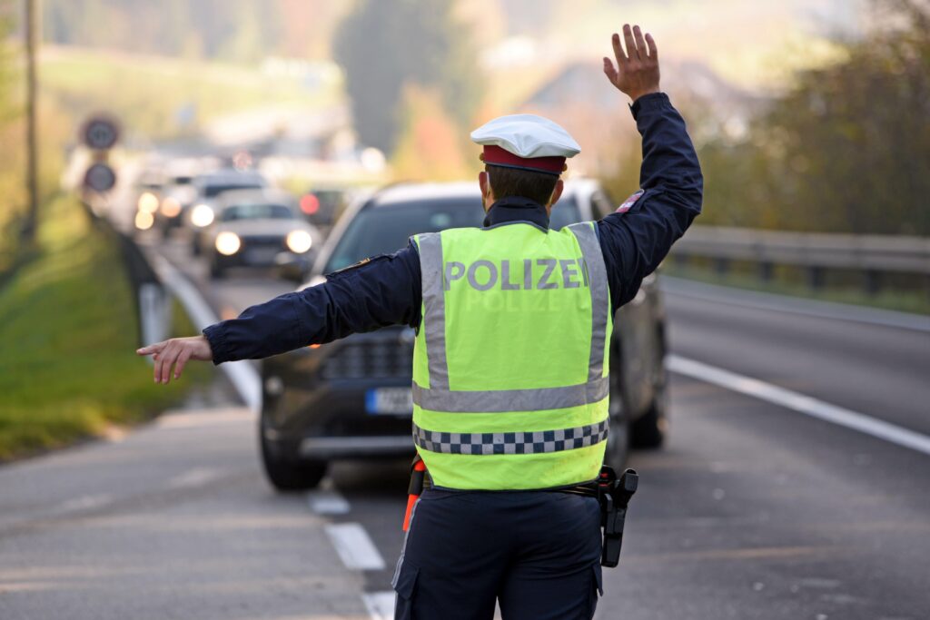 vokietijos policijos pareigunas vokietija reidas stabdo bauda baudos
