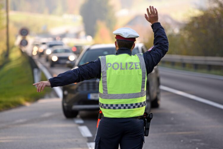 vokietijos policijos pareigunas vokietija reidas stabdo bauda baudos