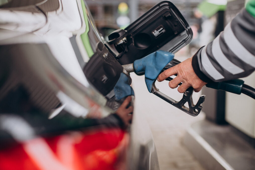 vyras pila degalu i automobilio bakas degalai kuras