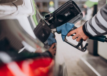 vyras pila degalu i automobilio bakas degalai kuras