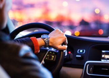 vyras vairuoja automobili