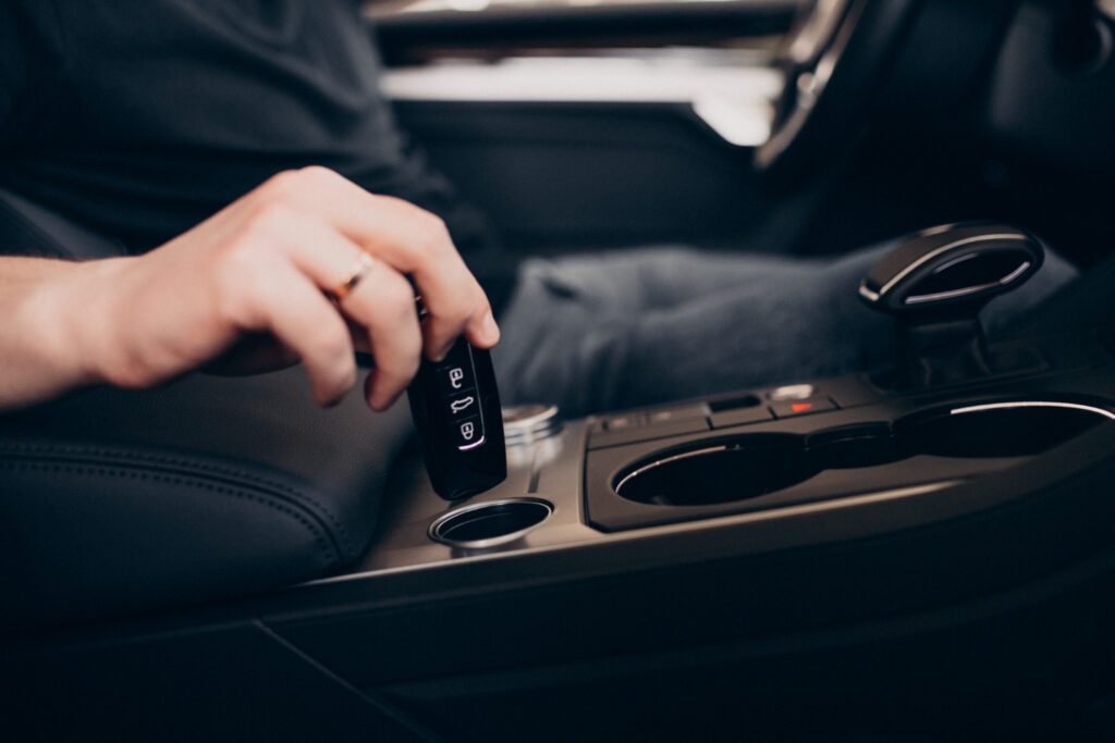 vyras vairuoja automobili su automatine greiciu deze grubiai perjungia pavaras