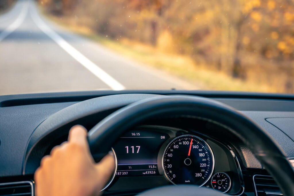 vyras vairuoja automobilis spidometras greitis kelias