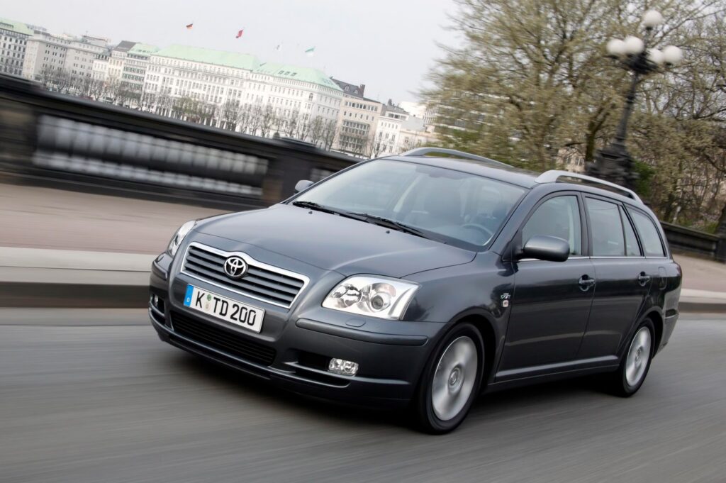 2010 toyota avensis
