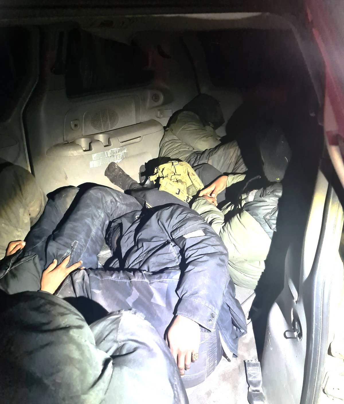 Dokumentų neturintys migrantai automobilyje
