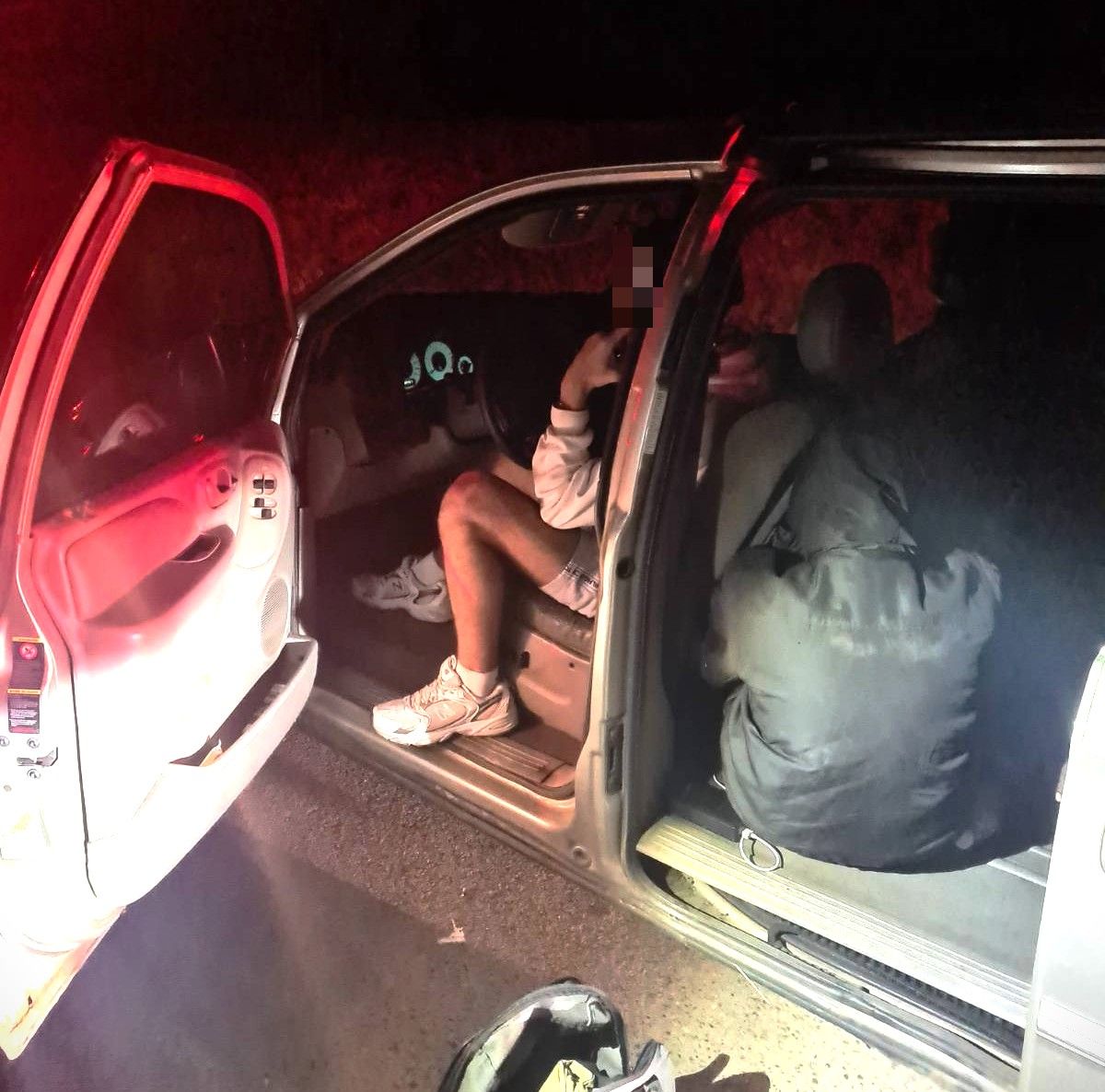 Dokumentų neturintys migrantai automobilyje