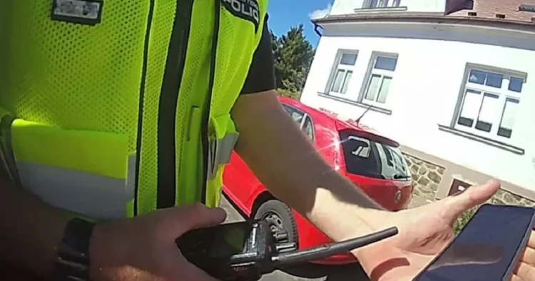 Asmens tapatybės dokumento patikrinimas policijos pareigunas