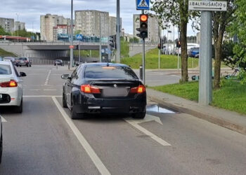 BMW M5 startas sankryžoje nors galėjo tik sukti