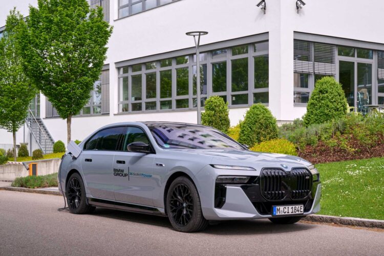 BMW i7 elektromobilis testuojamas su tvirtąja baterija Miunchene solid power