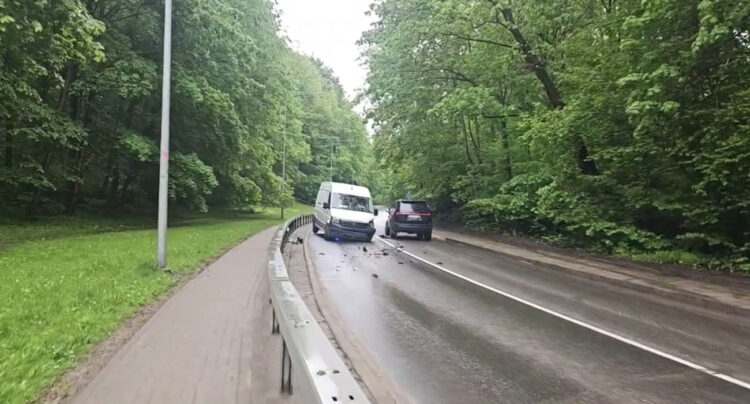 Vilniuje neblaivi vairuotoja sukėlė avariją: uždaryta Verkių gatvė, sužeistas vyras