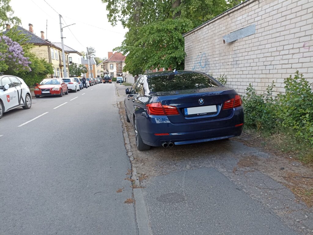 Masinis pažeidimų bumas Kaune sporto renginio metu 79 netinkamai pastatyti automobiliai 3