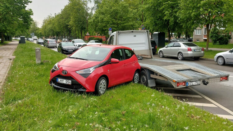 Neužtraukė-rankinio-automobilis-nuriedėjo-tiesiai-į-tralą