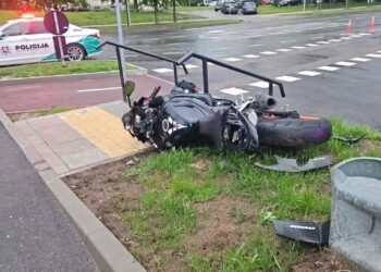Pabėgimas baigėsi griuvimu motociklininkas Vilniuje pateko į avariją