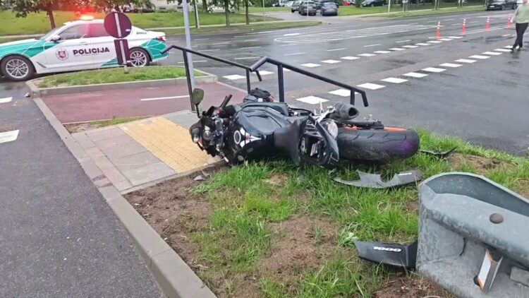Pabėgimas baigėsi griuvimu motociklininkas Vilniuje pateko į avariją