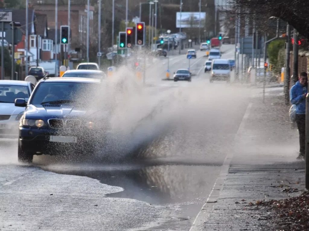 Pėsčiasis šlapias po pravažiuojančio automobilio taškymo