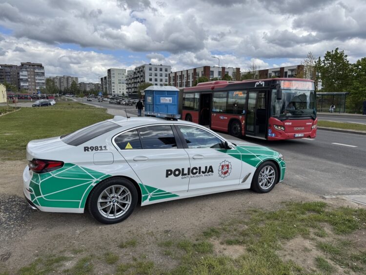 Autobusų vairuotojas be saugos diržo