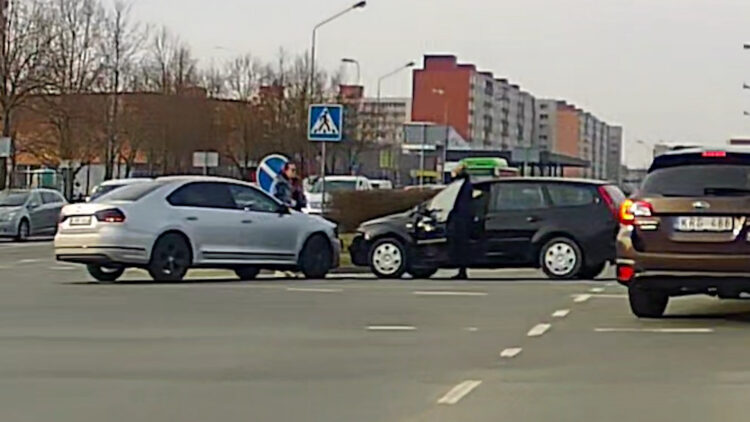 Sankryžos drama susidūrė Volkswagen ir Ford