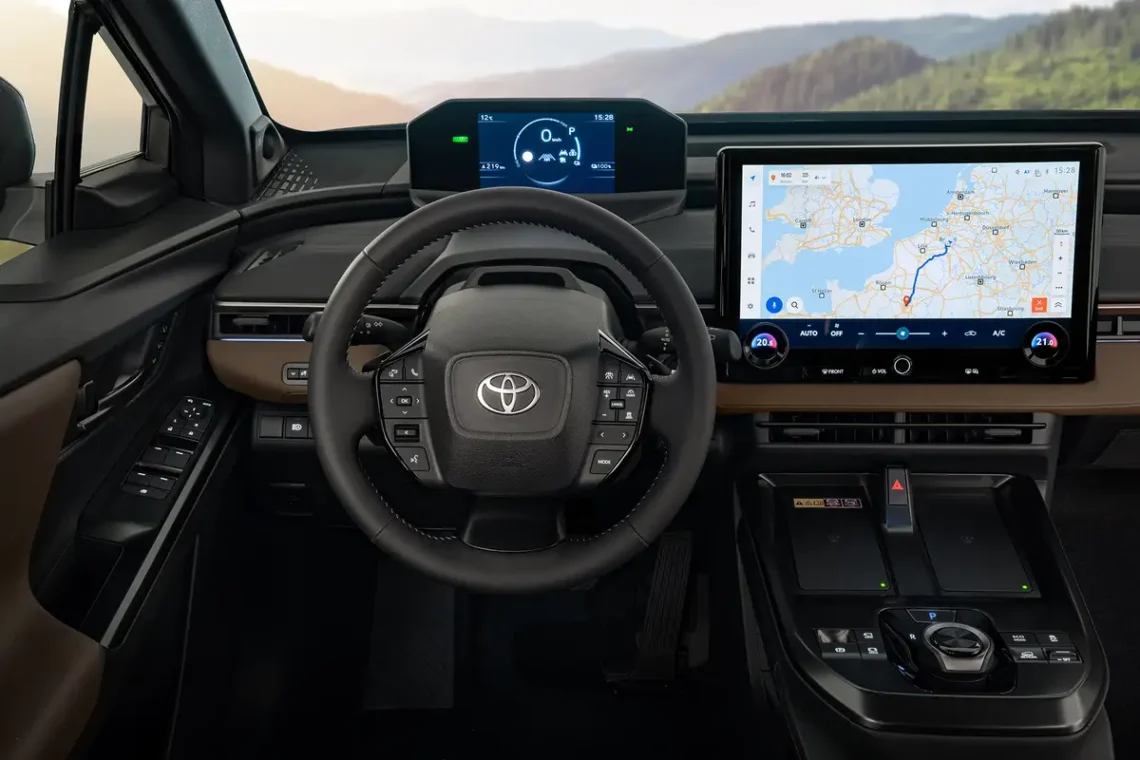 Toyota atšaukia 21 tūkst. elektromobilių – programinė klaida gali sustabdyti automobilį kelyje 1 Toyota bZ4X Touring interjeras